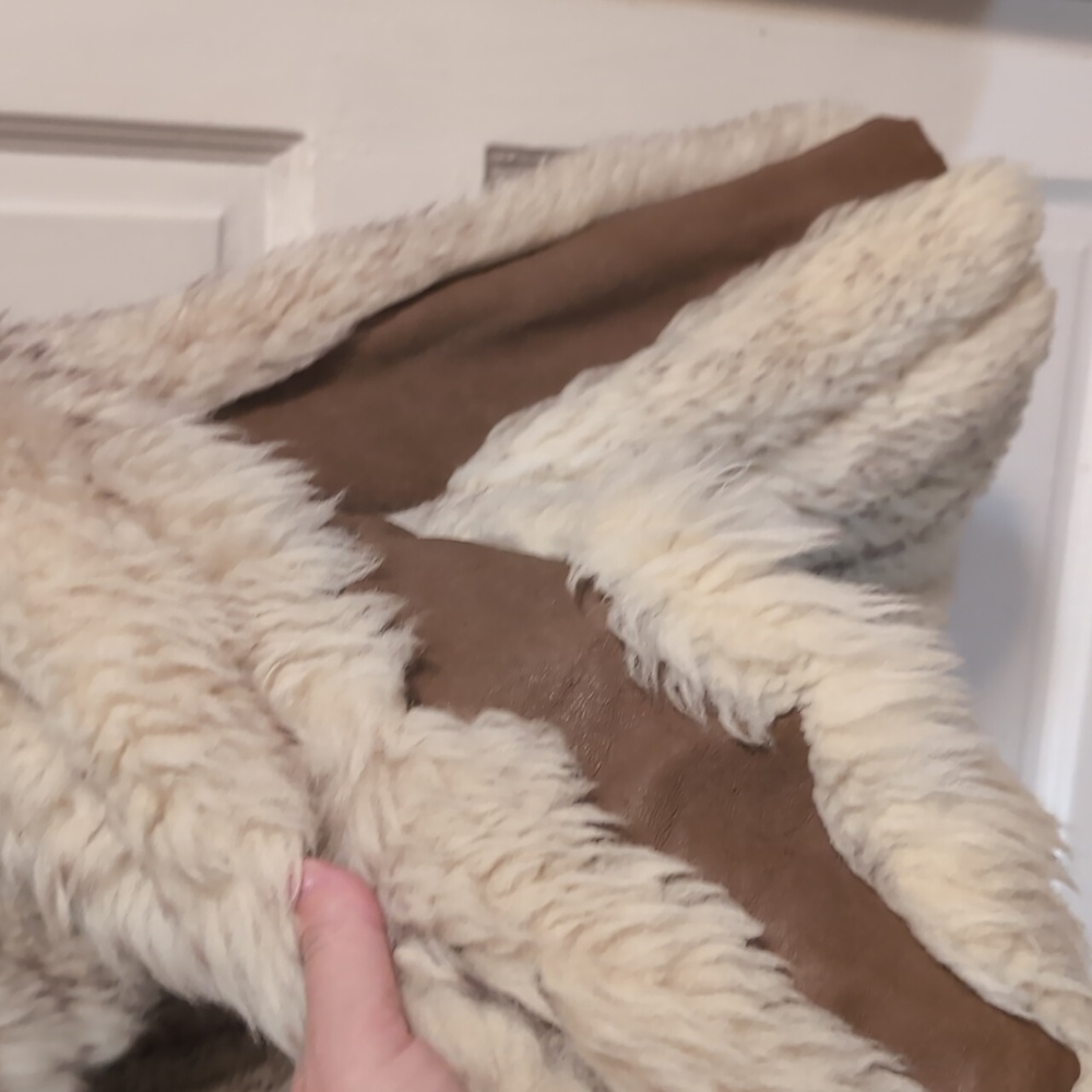 Elegant Cream Feathered Lamb Fur Jacket - Picture 4 of 5